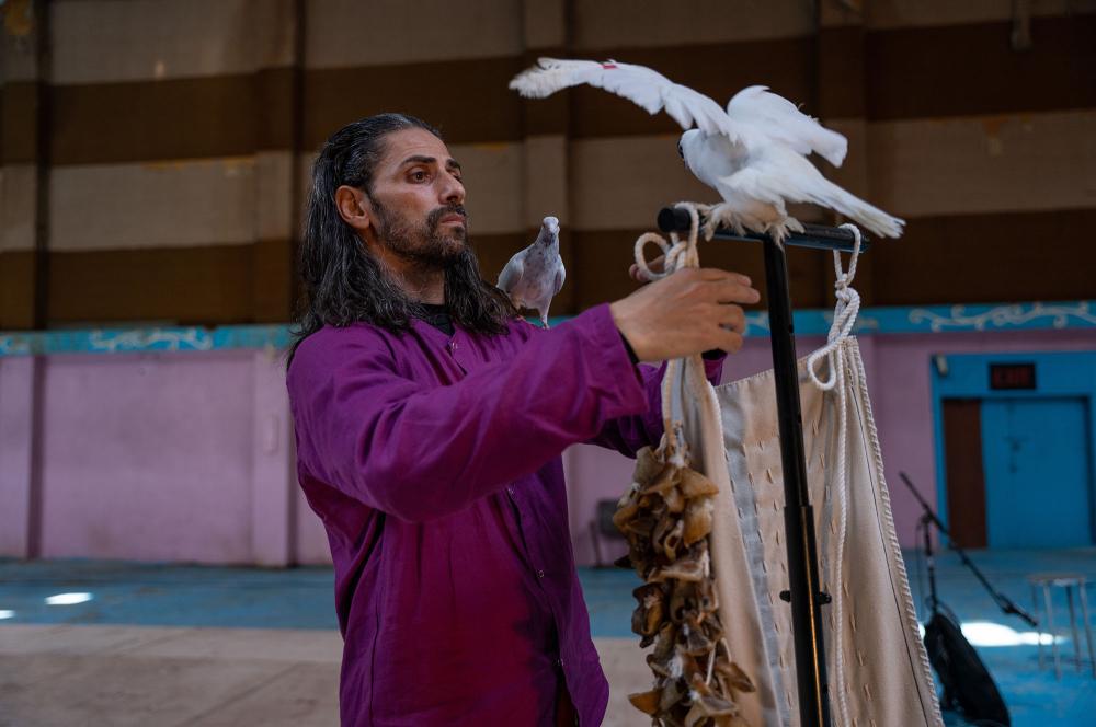 Performance « Bird » de Selma et Sofiane Ouissi à la 15ème Biennale de Sharjah, février 2023.