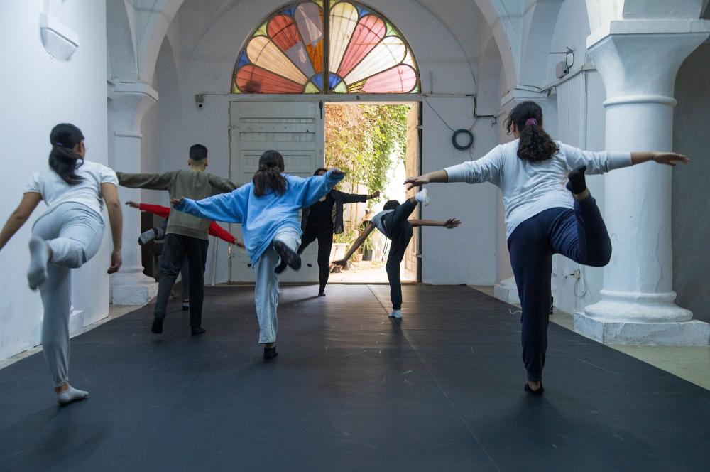 Introduction to contemporary dance workshop for children and teenagers led by Houda Riahi at L'Art Rue, Art et Education, 2023.