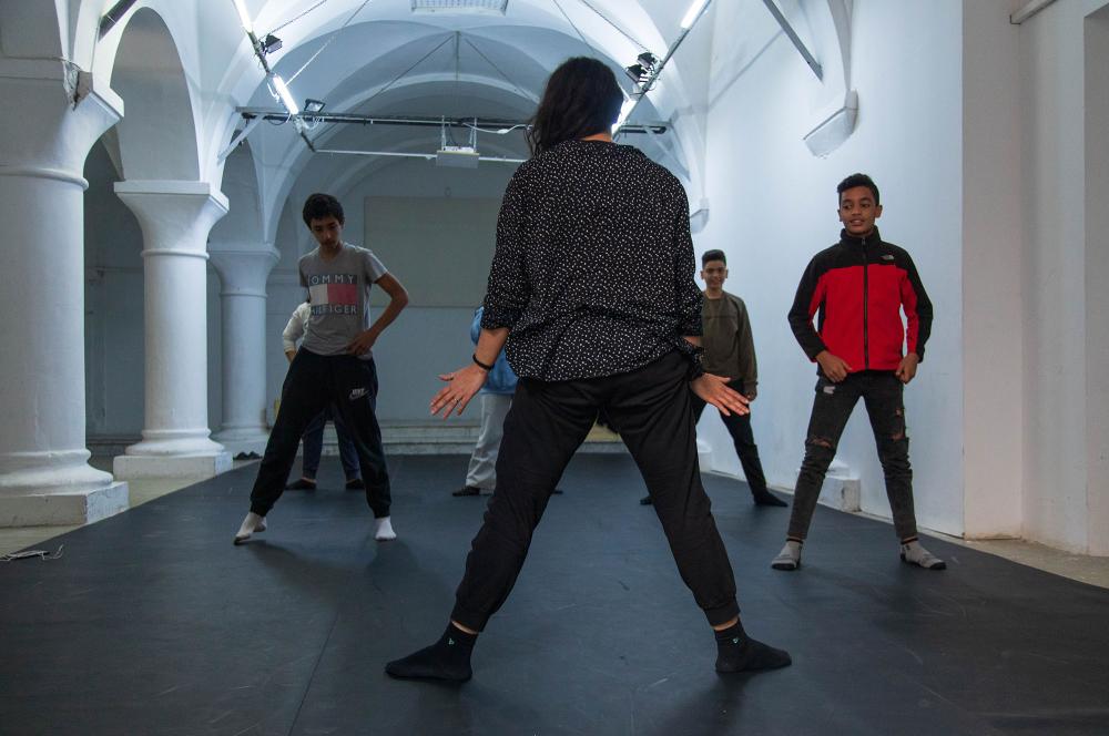 Introduction to contemporary dance workshop for children and teenagers led by Houda Riahi at L'Art Rue, Art et Education, 2023.