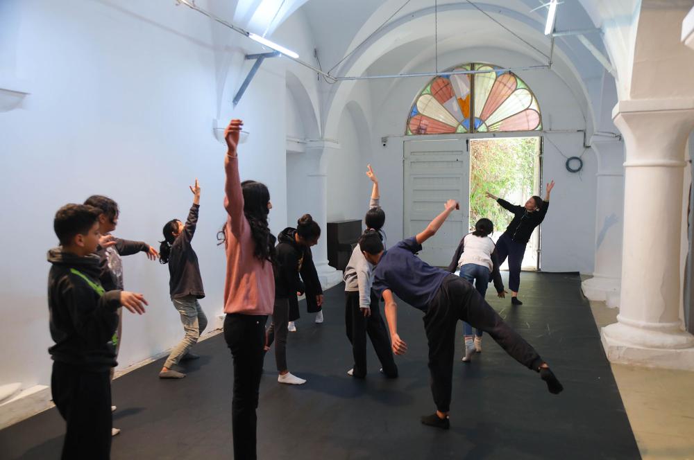 Contemporary dance workshop with Cyrinne Douss as part of the Art and Education Winter Camp, March 2023 at L'Art Rue.