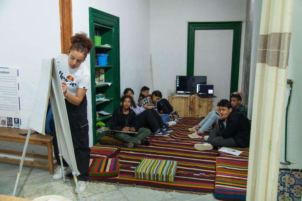 Atelier d’initiation à l’anglais pour enfants animé par Rawaa Ferjani dans le cadre des Winter Camp du Programme Art et Education, mars 2023.