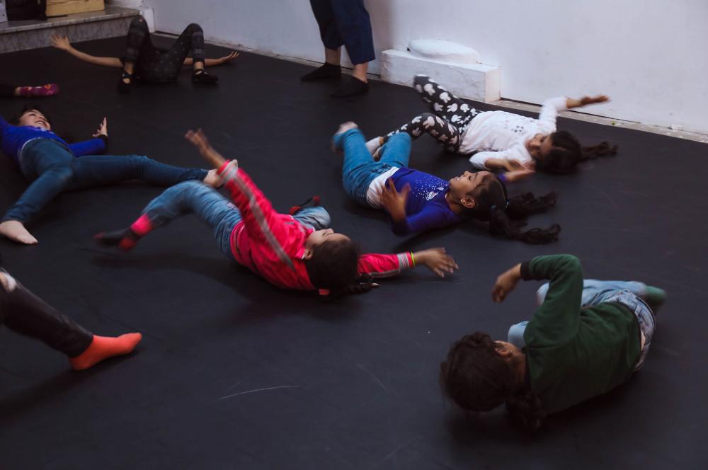 Contemporary dance workshop with Cyrinne Douss as part of the Art and Education Winter Camp, March 2023 at L'Art Rue.
